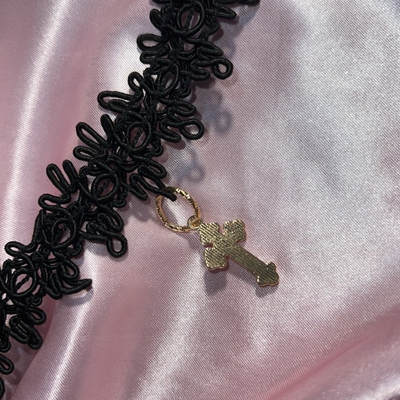 Cross Pendant Choker - Picture 5 of 7